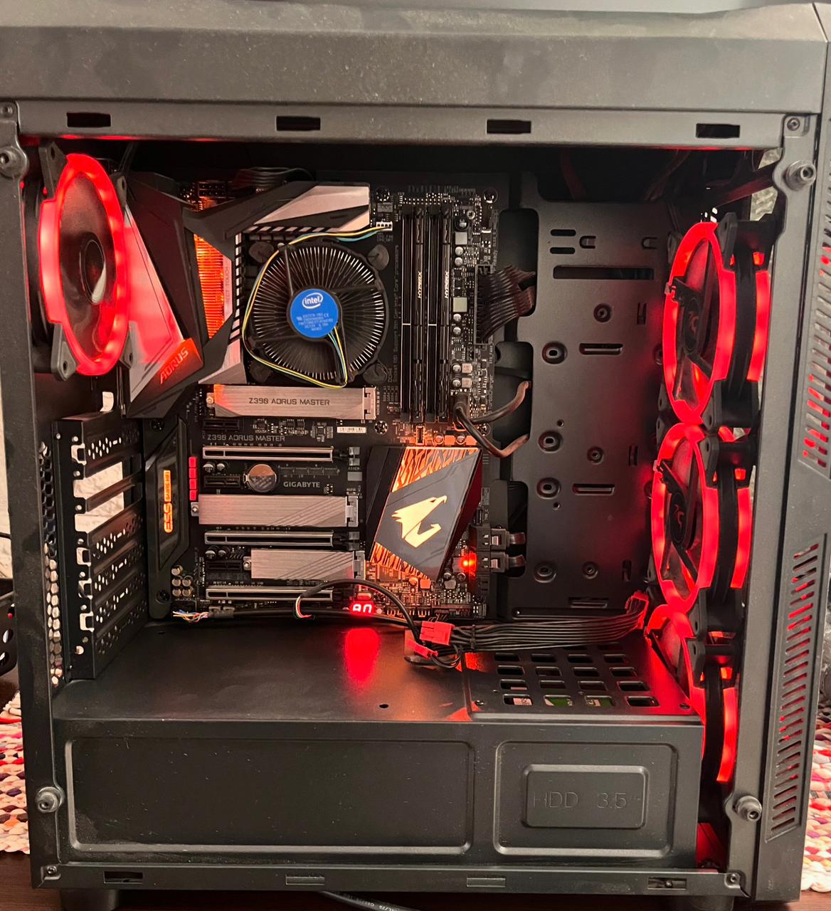 Setup gamer ThunderX3 armado por PCF