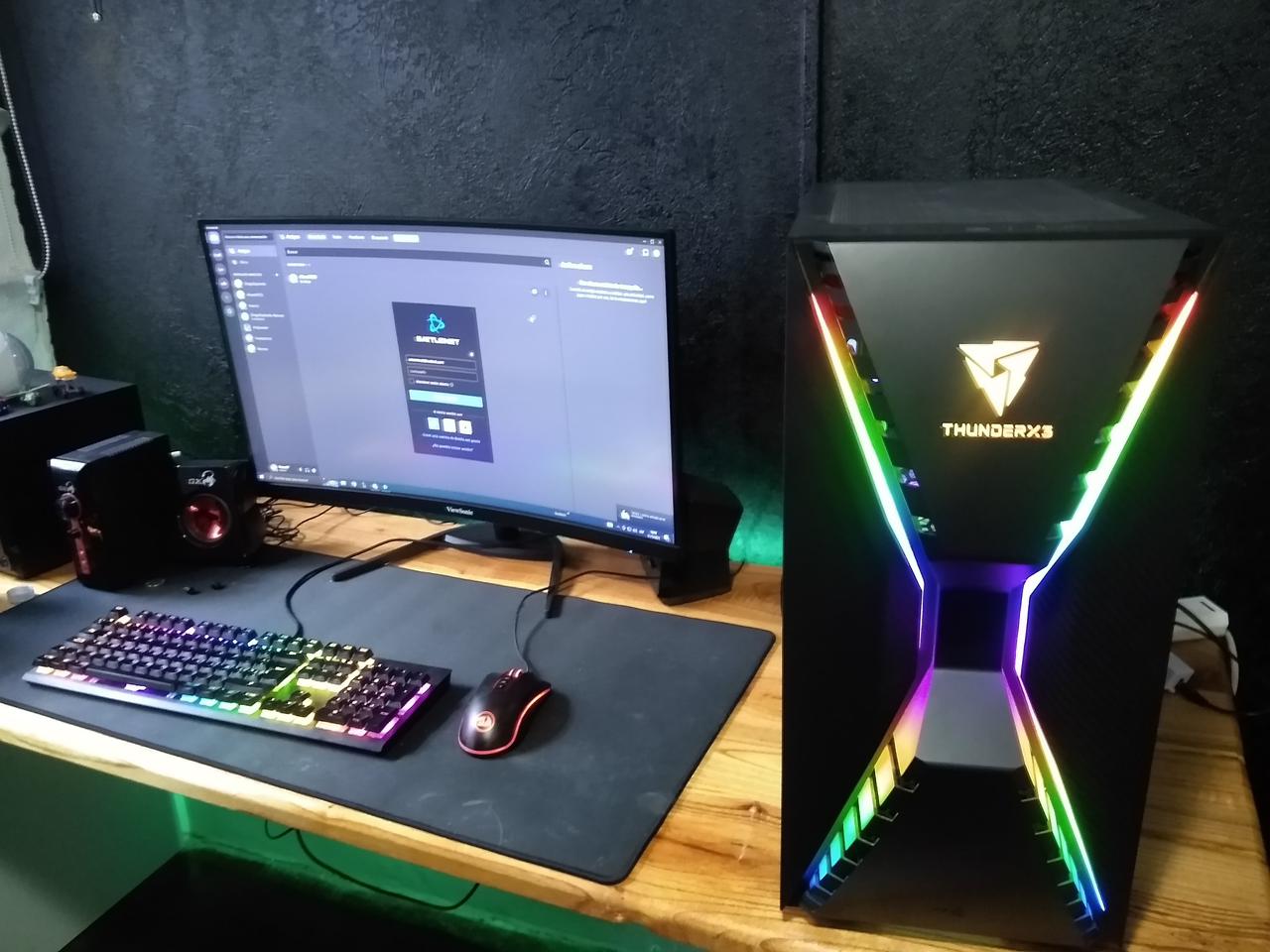 Interior de PC gamer con RGB rojo